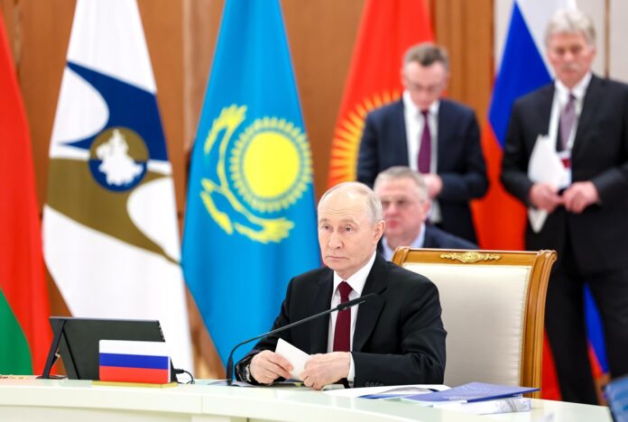 El presidente ruso, Vladímir Putin, asiste a una reunión de la Unión Económica Eurasiática (UEE) en el Palacio de la Independencia en Astana, Kazajistán, el 29 de mayo de 2026. EFE/EPA/ALEXANDER KAZAKOV/KREMLIN / POOL MANDATORY CREDIT

