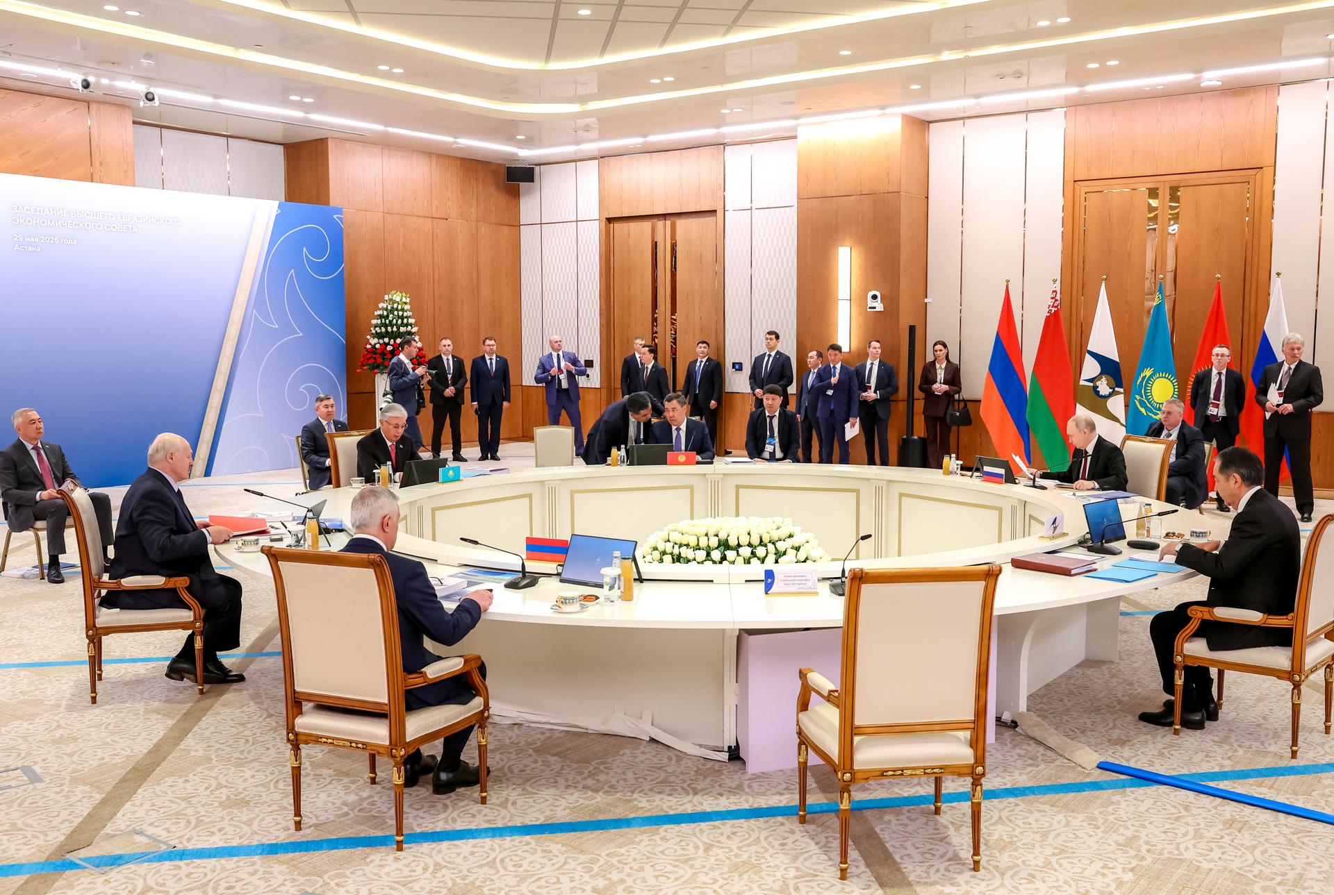 (De izquierda a derecha) El presidente bielorruso, Alexandr Lukashenko; el vice primer ministro armenio, Mger Grigorián; el presidente kazajo, Kasim-Yomart Tokáyev; el presidente kirguís, Sadyr Japarov; el presidente ruso, Vladímir Putin, y el presidente de la Junta de la Comisión Económica Euroasiática, Bakytzhan Sagintaev, asisten a una reunión de la Unión Económica Eurasiática (UEE) en el Palacio de la Independencia en Astaná, Kazajistán, el 29 de mayo 2026. EFE/EPA/ALEXANDER KAZAKOV/KREMLIN / POOL MANDATORY CREDIT
