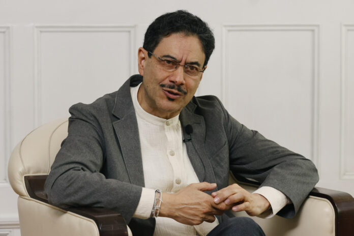 El candidato presidencial colombiano de izquierda Iván Cepeda habla durante una entrevista con EFE en la que afirma que retomará las conversaciones de paz con la guerrilla del Ejército de Liberación Nacional (ELN) en caso de ganar las elecciones, cuya primera vuelta se celebrará el próximo domingo, pero lo hará con el propósito claro de llegar a un acuerdo, no de seguir en 
