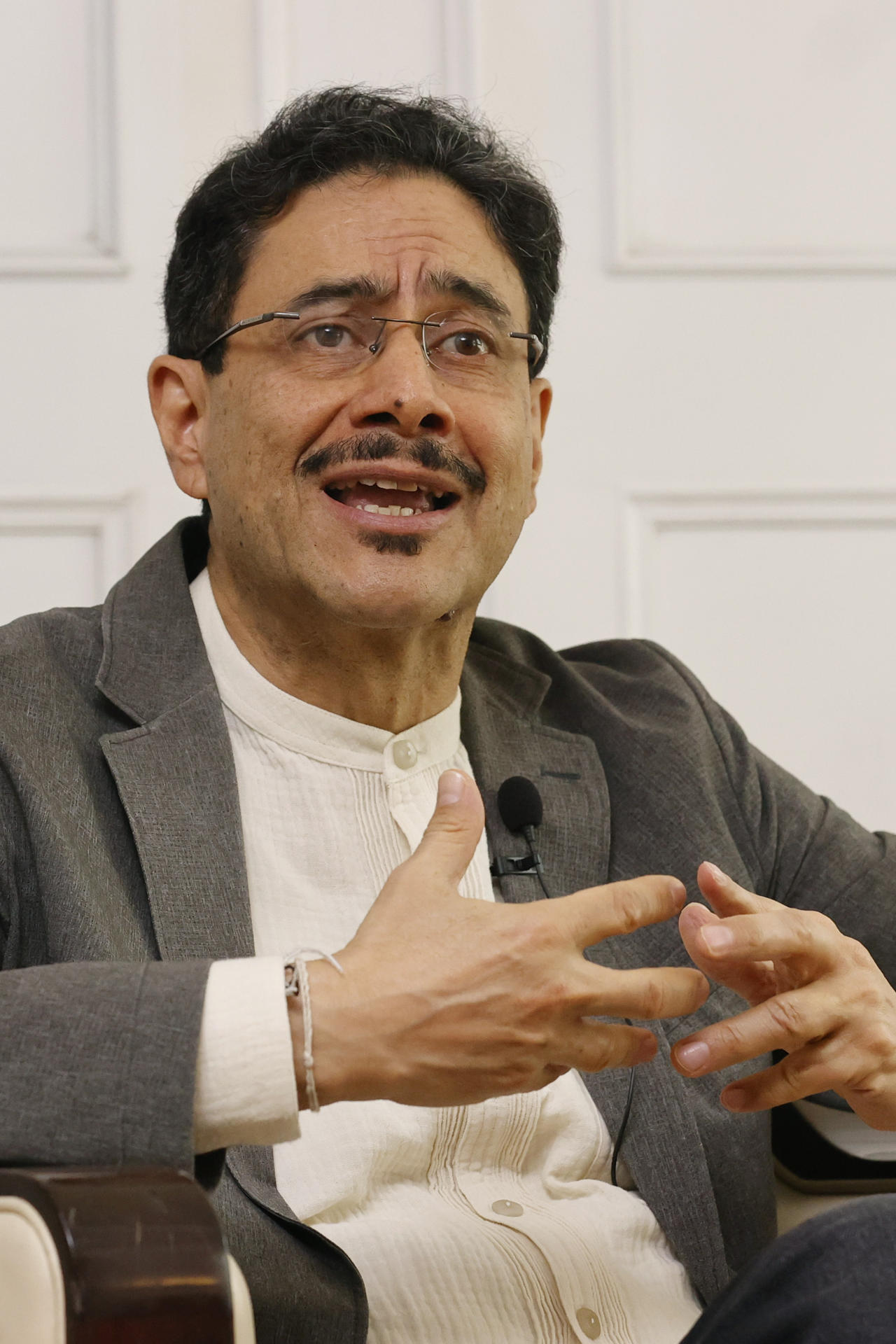 El candidato presidencial colombiano de izquierda Iván Cepeda habla durante una entrevista con EFE en la que afirma que retomará las conversaciones de paz con la guerrilla del Ejército de Liberación Nacional (ELN) en caso de ganar las elecciones, cuya primera vuelta se celebrará el próximo domingo, pero lo hará con el propósito claro de llegar a un acuerdo, no de seguir en "diálogos eternos", este jueves en Bogotá (Colombia). EFE/ Mauricio Dueñas Castañeda
