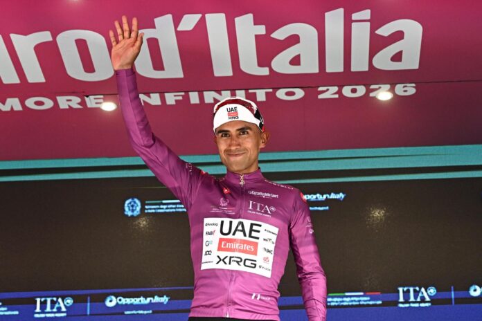 El ciclista ecuatoriano Jhonatan Narvaez (UAE Team Emirates XRG), en el podio del Giro de Italia con el maillot de la regularidad el pasado miércoles. EFE/ LUCA ZENNARO
