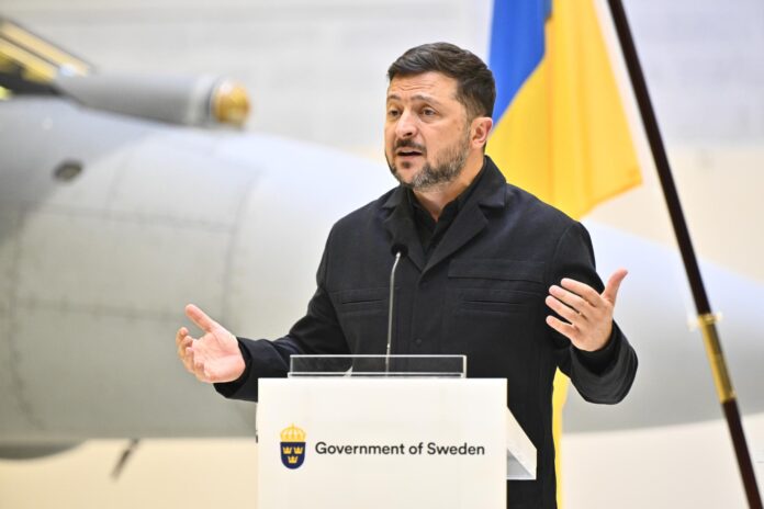 El presidente ucraniano, Volodímir Zelenski, habla durante una conferencia de prensa conjunta con el primer ministro sueco Ulf Kristersson (no en la foto) en Uppsala, Suecia, el 28 de mayo de 2026. EFE/EPA/Christine Olsson SWEDEN OUT
