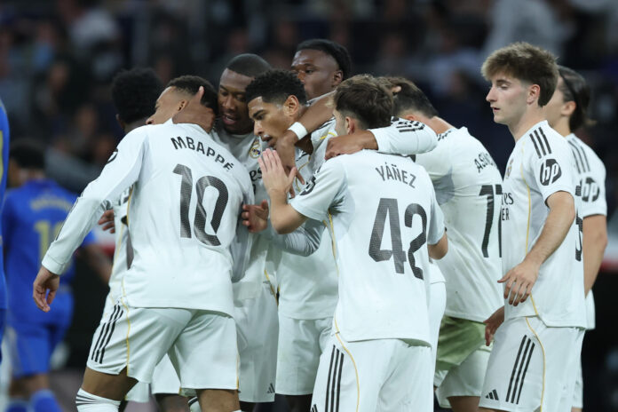 Los jugadores del Real Madrid celebran un gol durante un partido de liga en el Bernabéu. EFE/Kiko Huesca

