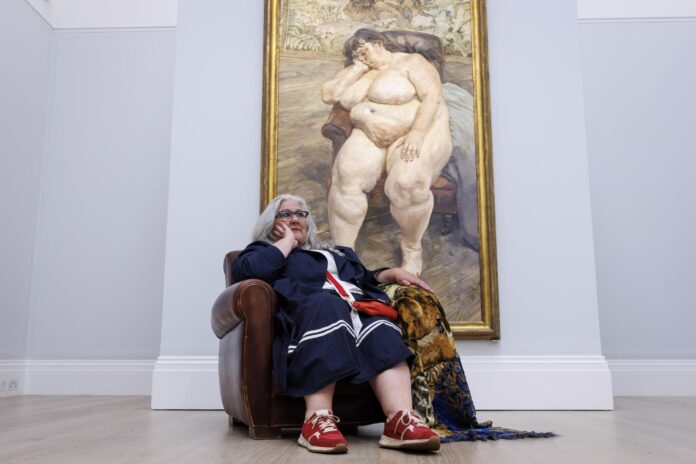 - La artista y modelo británica Sue Tilley posa junto al cuadro titulado «Durmiendo junto a la alfombra del león», del pintor británico Lucian Freud, para el cual ella misma posó. La obra saldrá a subasta por primera vez el 24 de junio de 2026 en Londres y se espera que alcance un precio de entre 25 y 35 millones de libras esterlinas. EFE/TOLGA AKMEN
