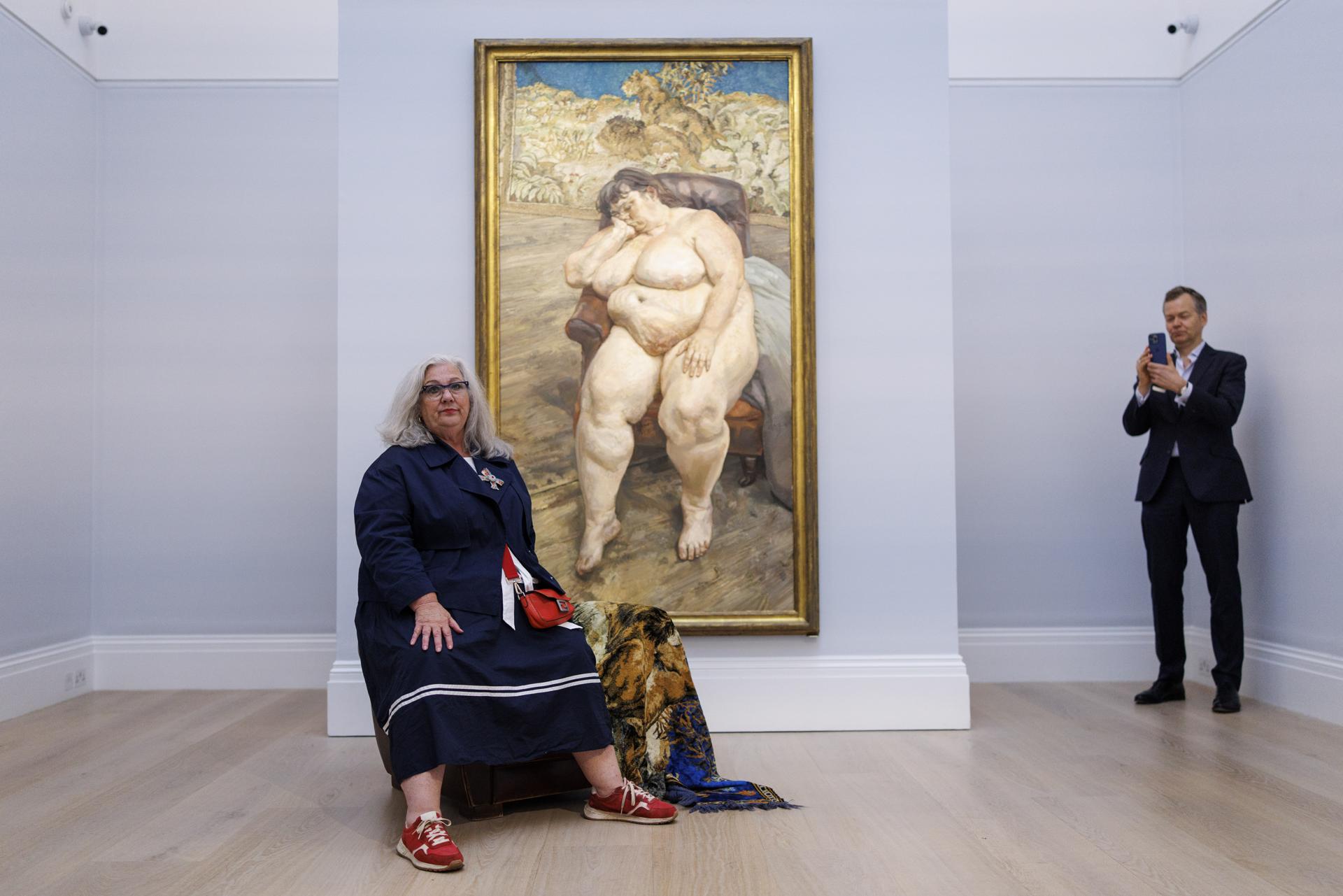 - La artista y modelo británica Sue Tilley, posa con la pintura titulada 'Sleeping by the Lion Carpet' del pintor británico Lucian Freud, para la que posó, en la casa de subastas Sotheby’s en Londres, Gran Bretaña, el 29 de mayo de 2026. La pintura sale a subasta por primera vez el 24 de junio de 2026 en Londres y se espera que se venda por entre 25 y 35 millones de libras esterlinas. (Reino Unido, Londres) EFE/EPA/TOLGA AKMEN
