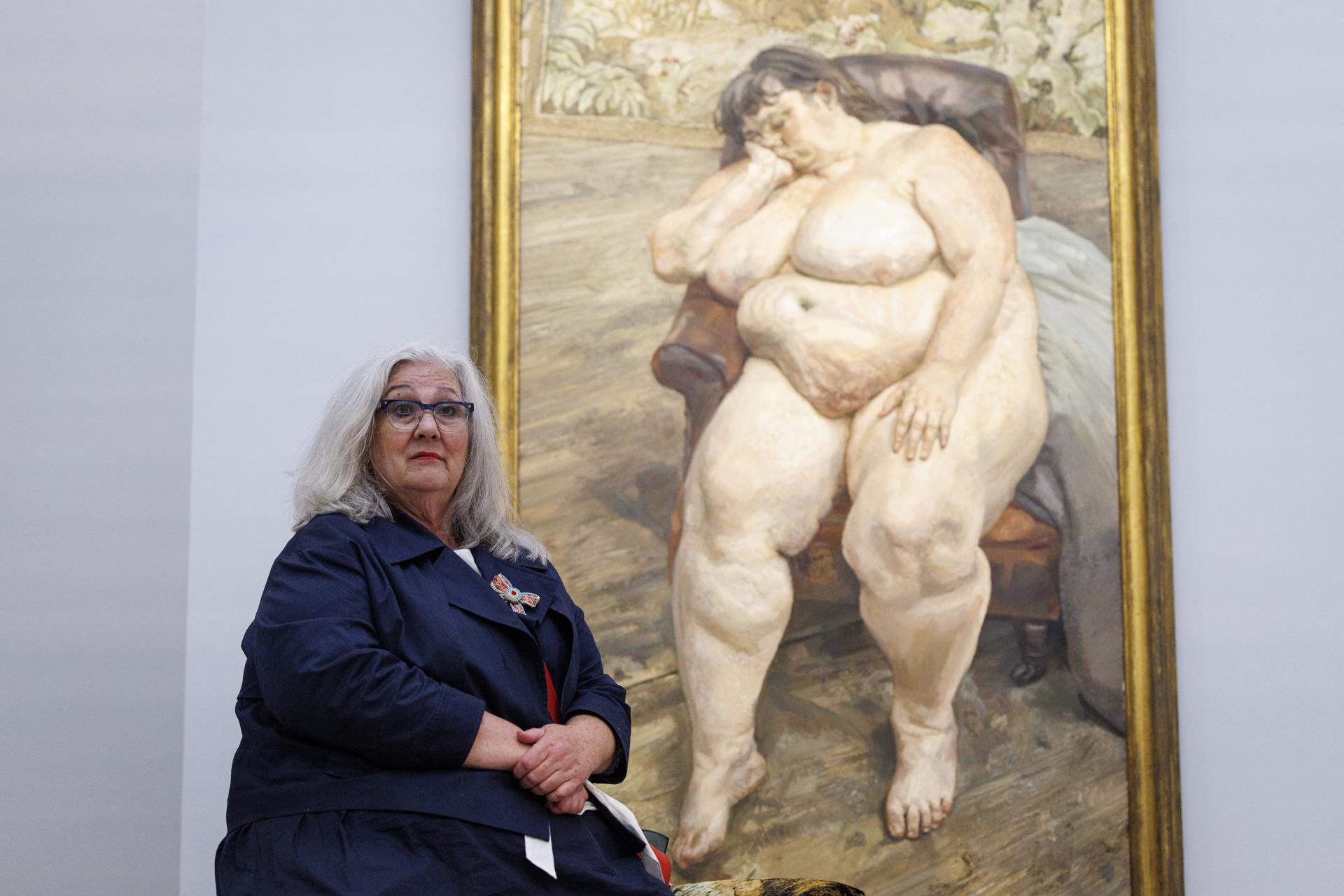 La artista y modelo británica Sue Tilley posa con el cuadro titulado 'Sleeping by the Lion Carpet' del pintor británico Lucian Freud, para el cual fue modelo, en la casa de subastas Sotheby’s en Londres, Gran Bretaña, el 29 de mayo de 2026. La pintura sale a subasta por primera vez el 24 de junio de 2026 en Londres y se espera que se venda por entre 25 y 35 millones de libras esterlinas. (Reino Unido, Londres) EFE/EPA/TOLGA AKMEN
