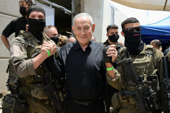 - El primer ministro israelí, Benjamín Netanyahu (c), durante una visita a las tropas del norte. El mandatario se enorgulleció de que las tropas israelíes hayan penetrado territorio libanés más allá del río Litani (a unos 25-30 kilómetros de la divisoria con Israel), así como de sus ataques aéreos contra Beirut y en el valle de la Bekaa. EFE/GPO -SÓLO USO EDITORIAL/SOLO USO PERMITIDO PARA ILUSTRAR LA NOTICIA QUE APARECE EN EL PIE DE FOTO (CRÉDITO OBLIGATORIO)-
