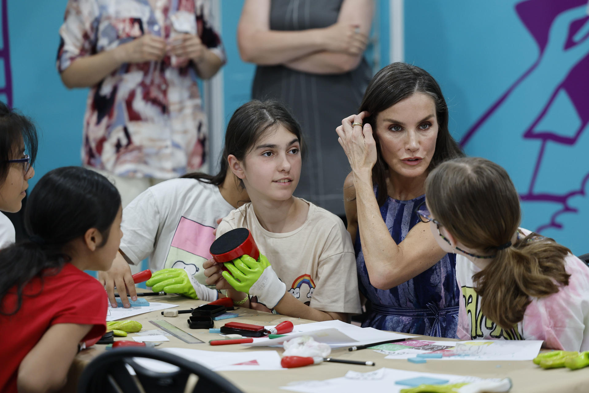 - La reina Letizia conversa con un grupo de niños en el Pabellón Infantil durante inauguración de la 85 edición de la Feria del Libro de Madrid, que está dedicada al humor en la literatura y contará con 366 casetas de librerías, editoriales, distribuidoras e instituciones oficiales hasta el 14 de junio. EFE/Mariscal
