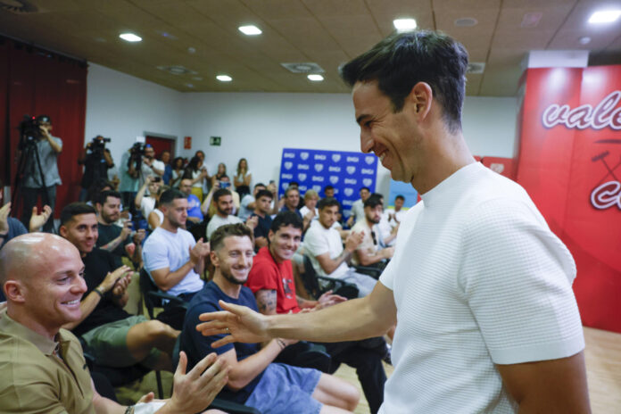 El entrenador del Rayo Vallecano, Iñigo Pérez (d) saluda al capitán Isi Palazón (i) antes de la rueda de prensa de su despedida celebrada este viernes en la Ciudad Deportiva del equipo. EFE/ Javier Lizón
