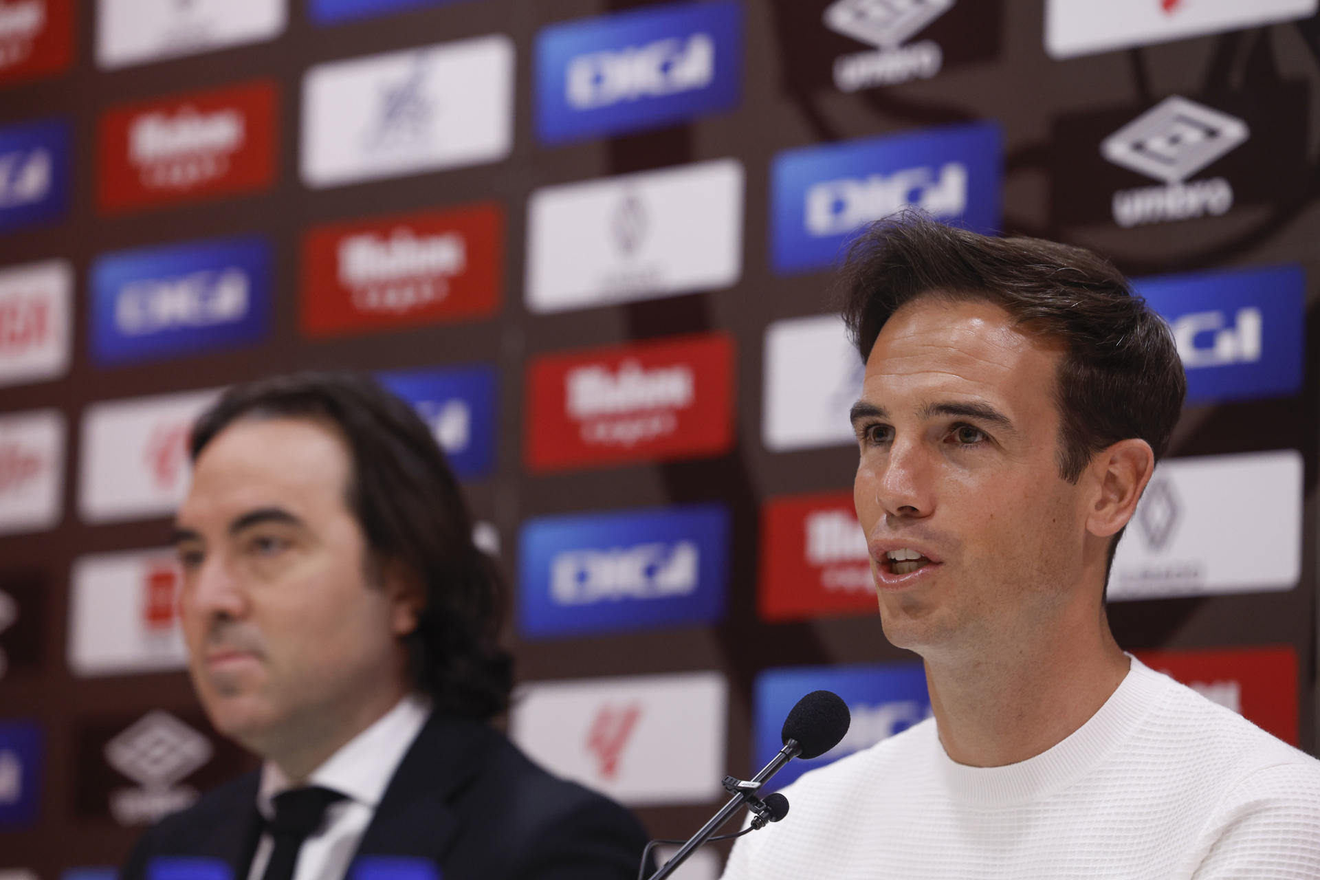 El presidente del Rayo Vallecano, Raúl Martín Presa (i) durante la rueda de prensa de despedida del técnico rayista, Iñigo Pérez (d) celebrada este viernes en la Ciudad Deportiva del equipo. EFE/ Javier Lizón
