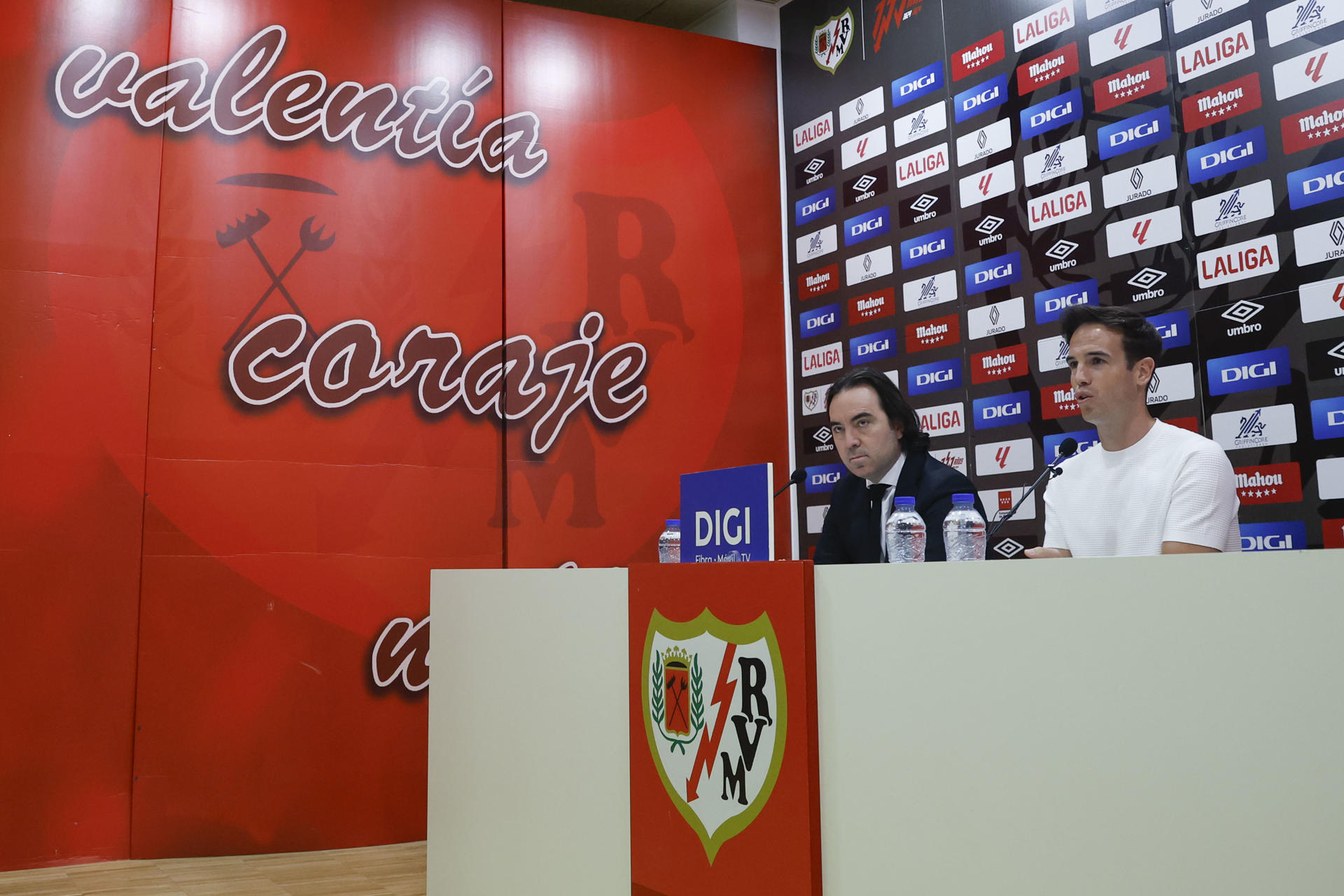 El presidente del Rayo Vallecano, Raúl Martín Presa (i) durante la rueda de prensa de despedida del técnico rayista, Iñigo Pérez (d) celebrada este viernes en la Ciudad Deportiva del equipo. EFE/ Javier Lizón
