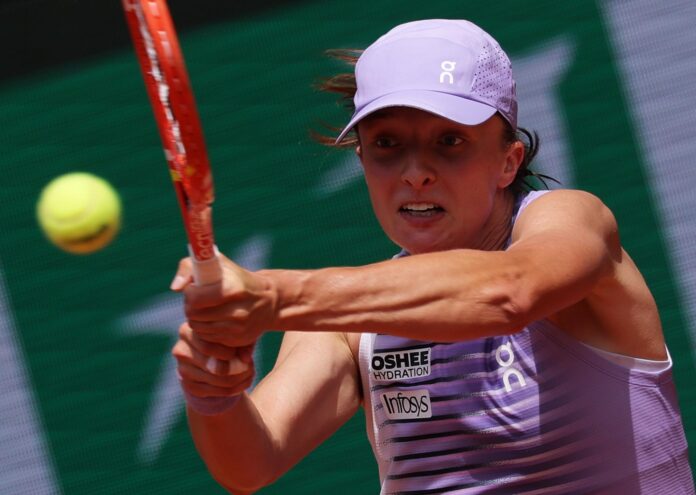 La tenista polaca Iga Swiatek of Poland, durante su partido de tercera ronda de Roland Garros, disputado este viernes contra su compatriota Magda Linette. EFE/ TERESA SUAREZ
