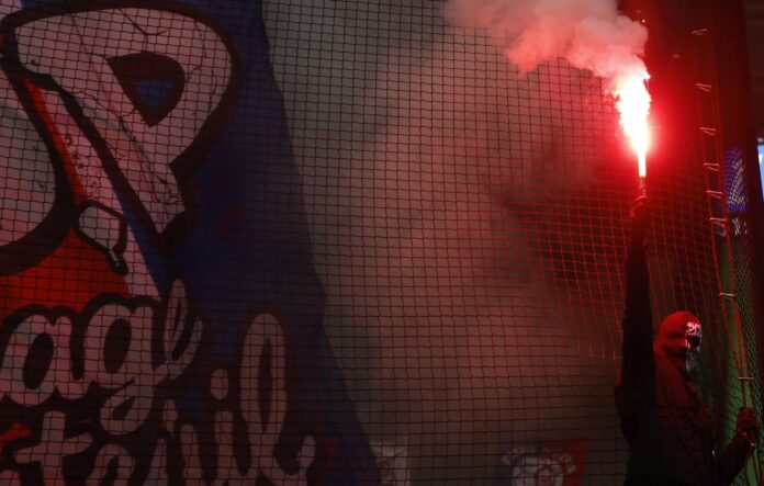 Fotografía de Mohammed Badra, en la que puede verse en una imagen de archivo del pasado 17 de mayo a un aficionado del PSG sosteniendo una bengala durante un partido. EFE
