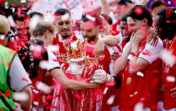 El portero del Arsenal David Raya (c), durante las celebraciones del pasado 24 de mayo tras conseguir el título de Premier League. EFE/TOLGA AKMEN *Sólo uso editorial*
