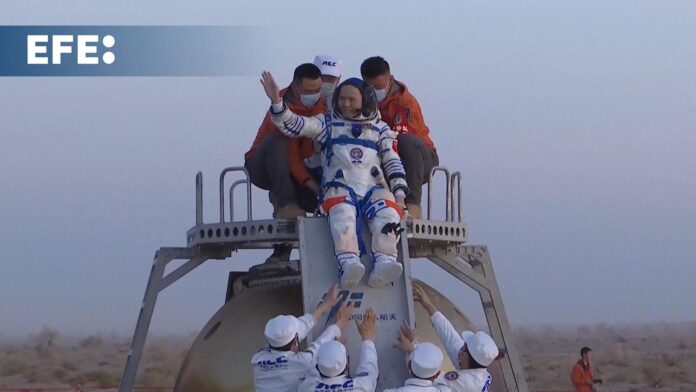 Imagen de captura de vídeo de la tripulación china de la misión Shenzhou-21, que aterrizó este viernes en el campo de Dongfeng, en la región septentrional de Mongolia Interior, a bordo de la nave Shenzhou-22, después de que tuvieran que ceder su cápsula de retorno a la misión anterior.
