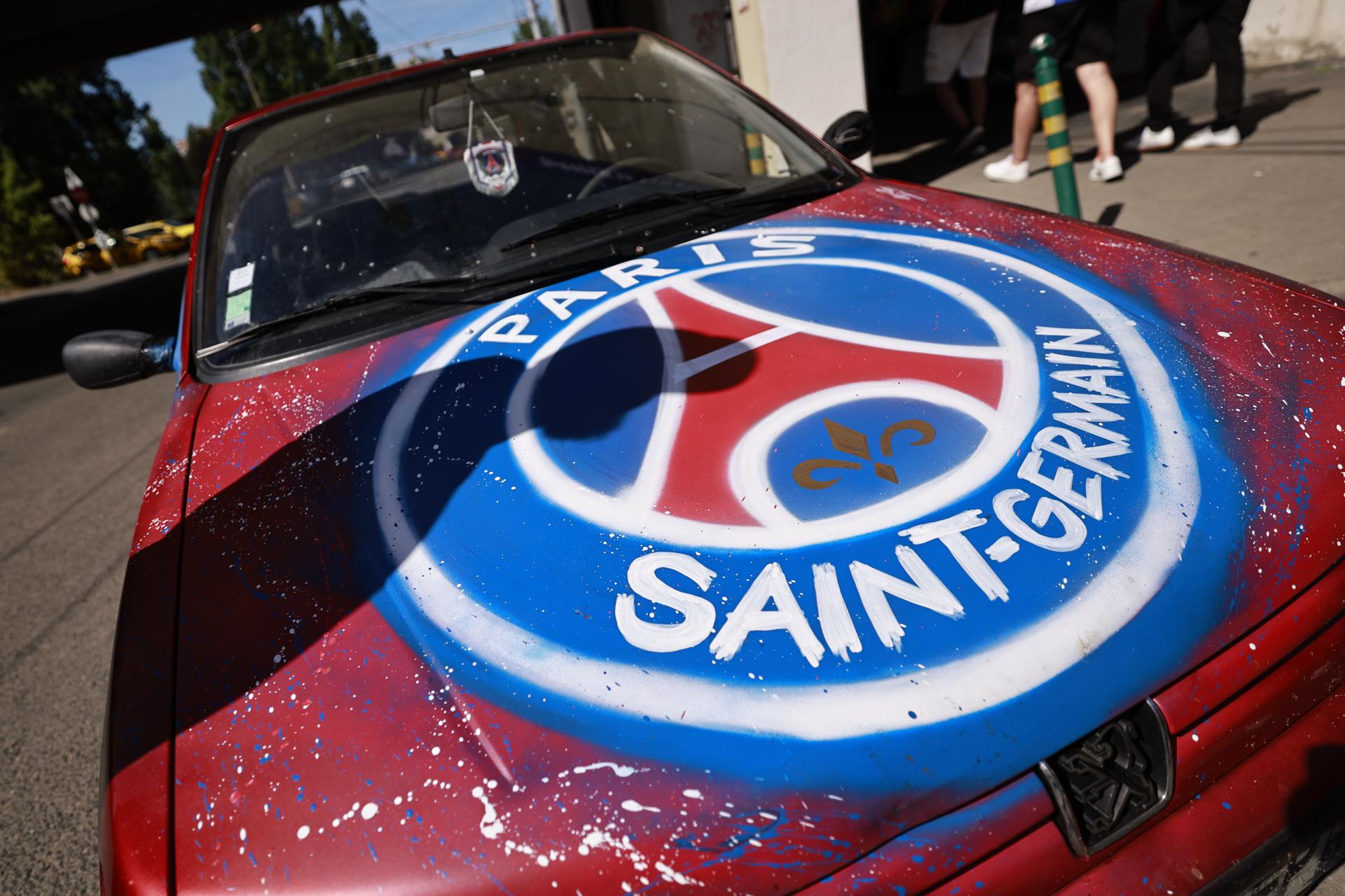 Coche con el escudo del París Saint Germain en Budapest, sede de la final de la Liga de Campeones del sábado ante el Arsenal. EFE/EPA/ANNA SZILAGYI
