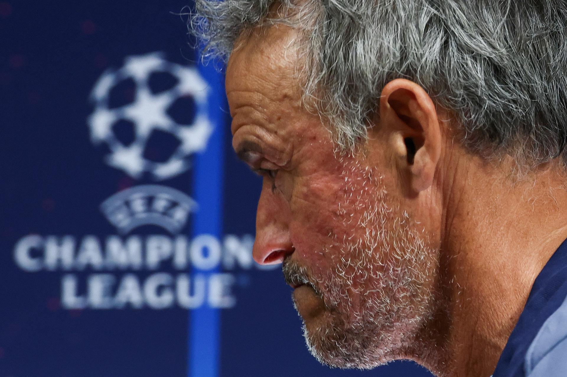 El entrenador del París Saint Germain Luis Enrique abandona la conferencia de prensa previa a la final de la Liga de Campeones contra el Arsenal. EFE/EPA/FRANCK FIFE / POOL
