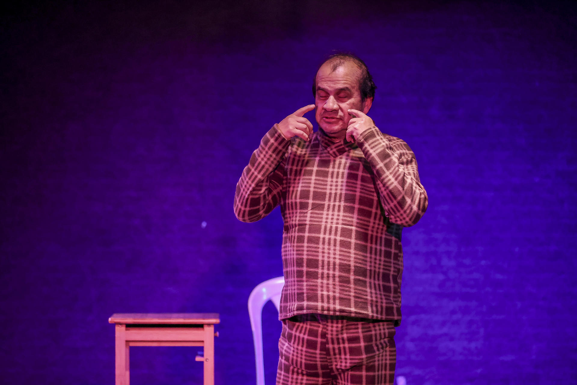 El actor con discapacidad visual Eduardo Hinojosa participa en la obra 'Desde las sombras' el 23 de mayo de 2026 en Quito (Ecuador). EFE/ José Jácome
