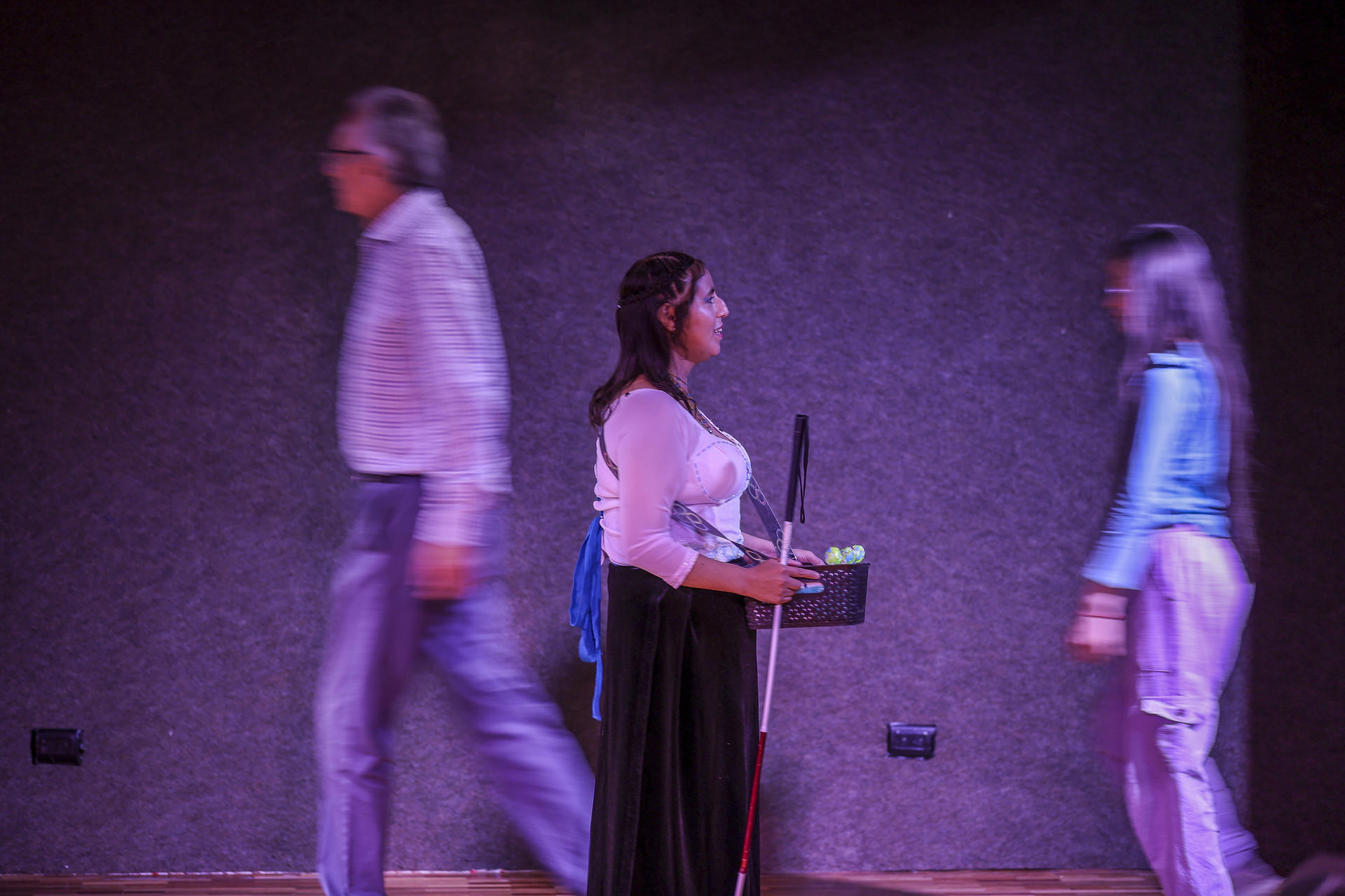Actores con discapacidad visual participan en la obra 'Desde las sombras' el 23 de mayo de 2026 en Quito (Ecuador). EFE/ José Jácome
