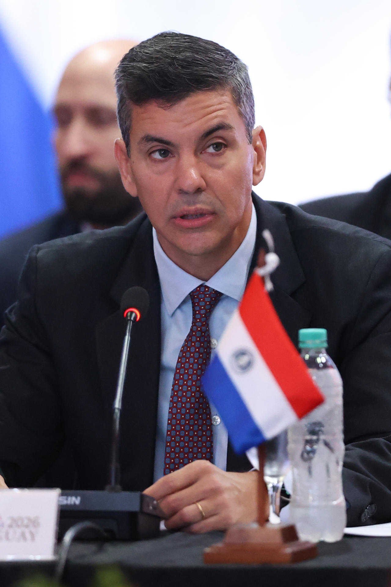 El presidente de Paraguay, Santiago Peña, habla durante el acto de apertura de la LV Reunión de Ministros del Interior y de Seguridad del Mercosur y Estados Asociados, y de la LXIII Reunión de Ministros de Justicia, este viernes en Asunción (Paraguay). EFE/ Juan Pablo Pino
