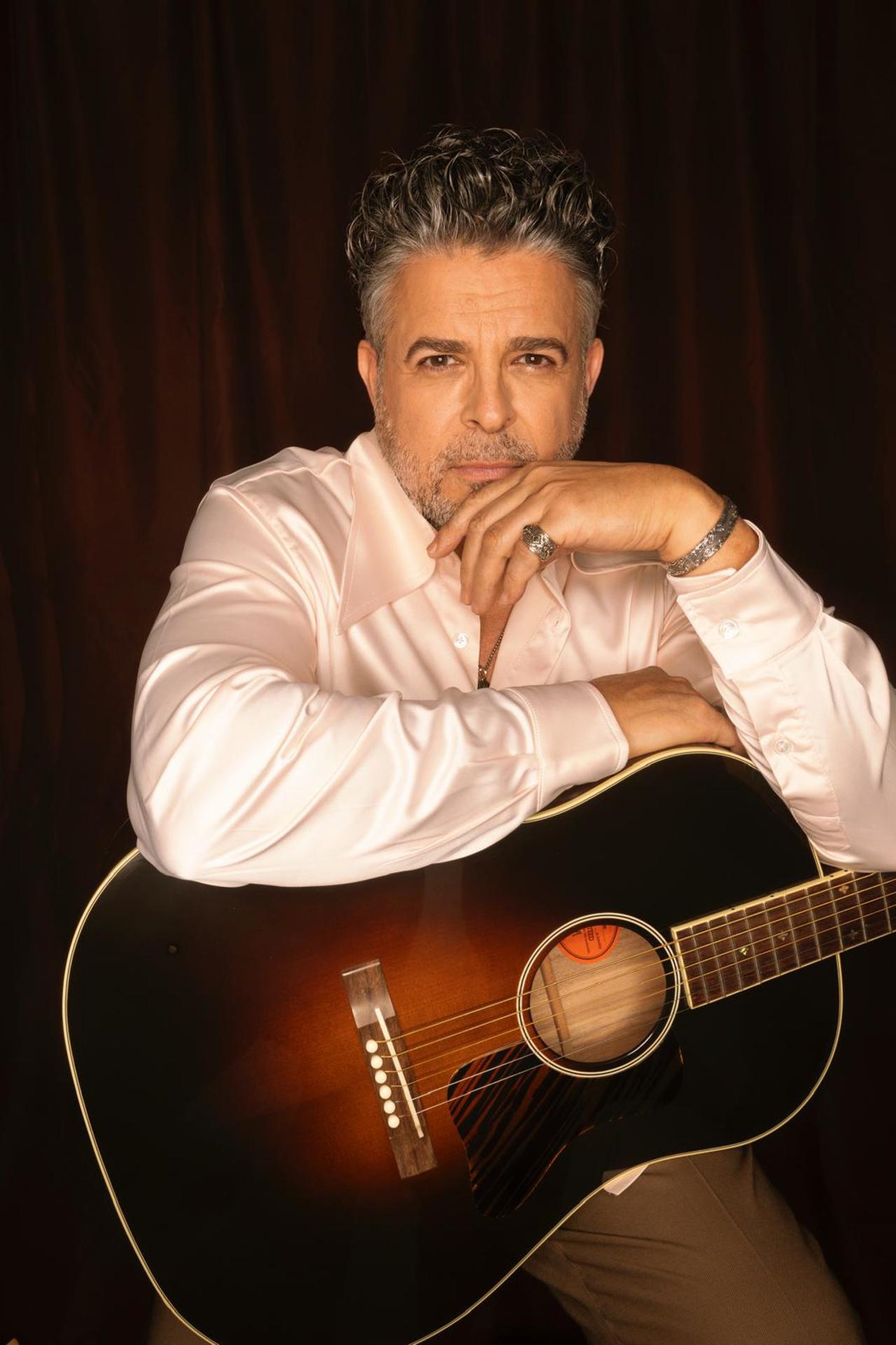 Fotografía cedida por Basilio Silva donde aparece el cantante y compositor nicaragüense, Luis Enrique, quien con más de 30 años de trayectoria es uno de los artistas más reconocidos de su país. EFE/ Basilio Silva
