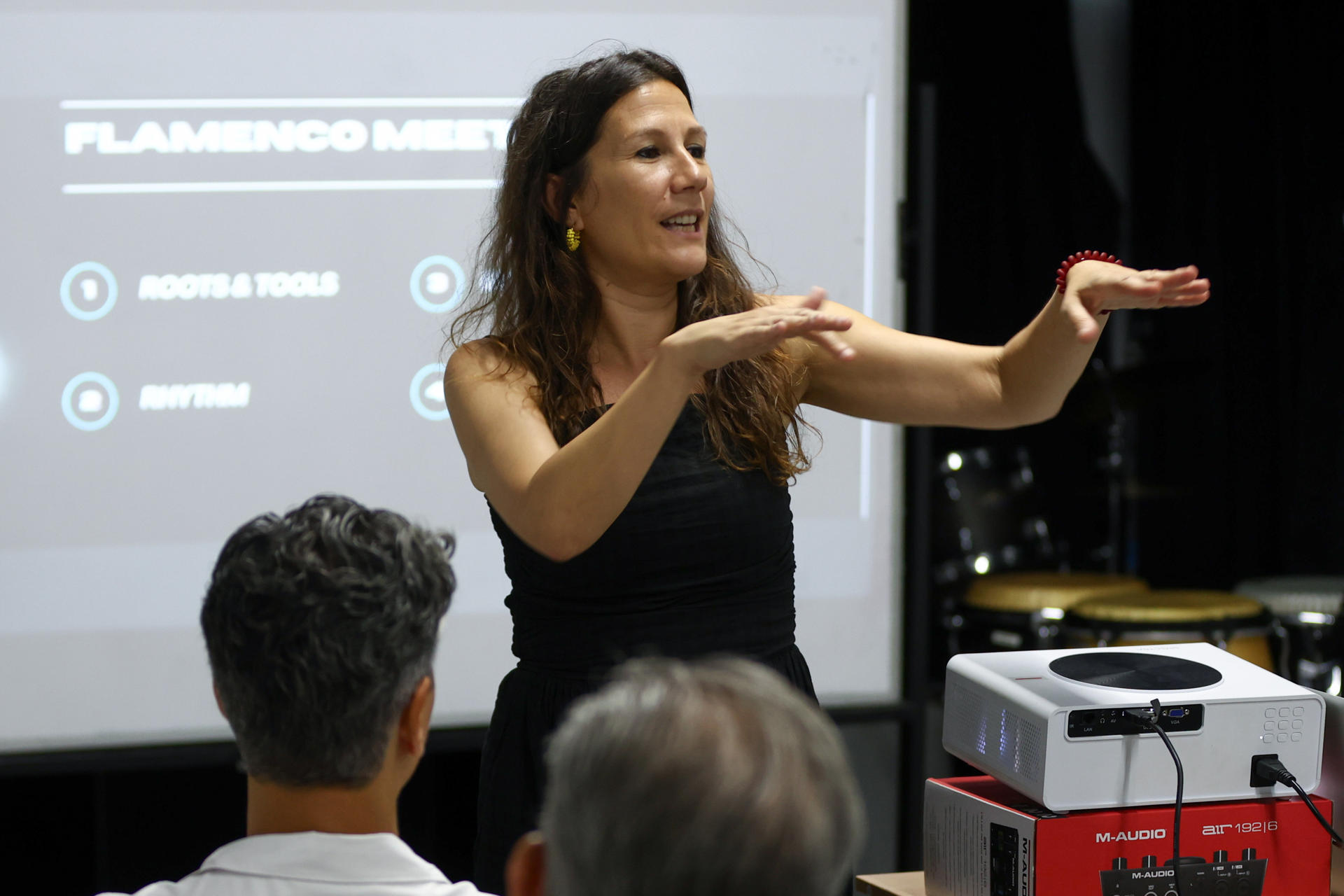 La flautista gallega María Toro habla durante un conversatorio de música este jueves, en Ciudad de Panamá (Panamá). EFE/ Carlos Lemos
