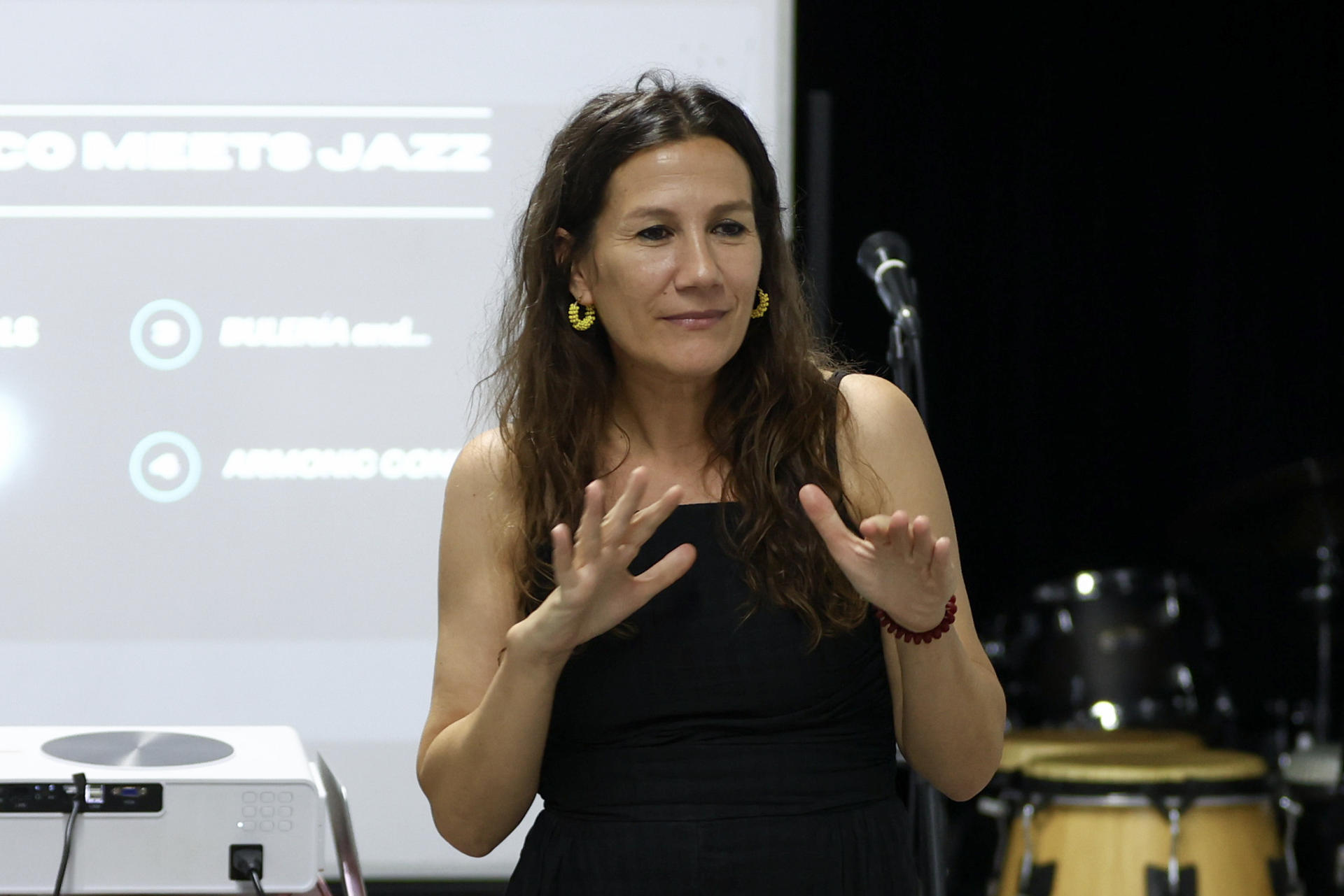 La flautista gallega María Toro habla durante un conversatorio de música este jueves, en Ciudad de Panamá (Panamá). EFE/ Carlos Lemos
