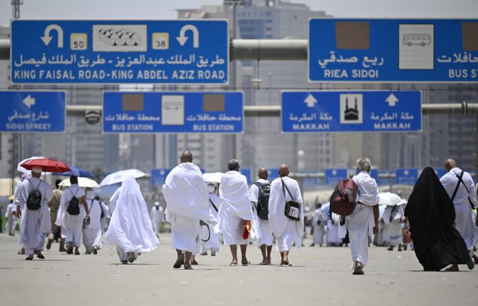 Peregrinos musulmanes lanzan piedras al pilar más grande en Jamarat el primer día de Eid al-Adha y el último día del Hajj en La Meca, Arabia Saudita, el 27 de mayo de 2026. Según las autoridades saudíes, más de 1,5 millones de peregrinos del extranjero habían llegado al país para realizar el Hajj en 2026. (Arabia Saudita, La Meca) EFE/EPA/STRINGER
