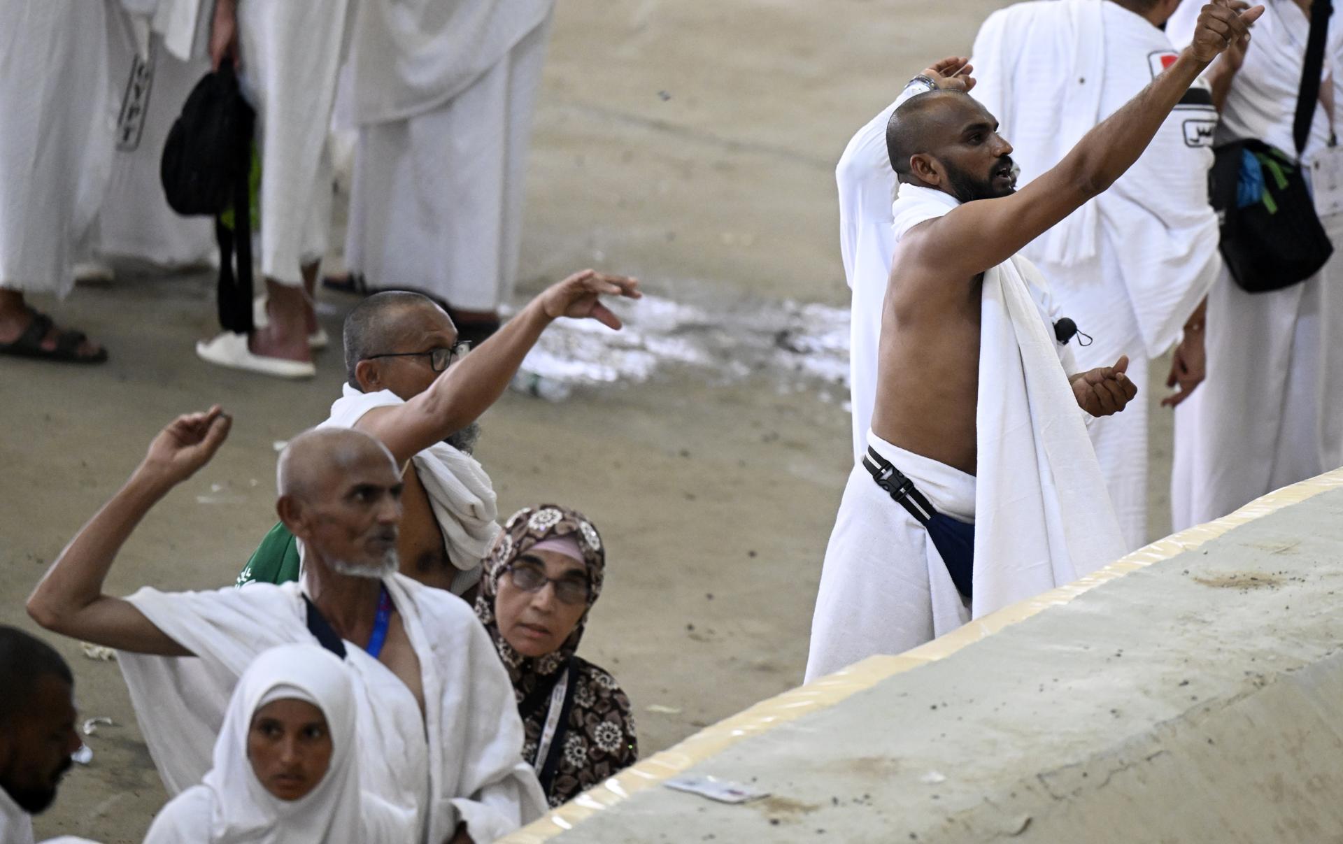 Peregrinos musulmanes lanzan piedras al pilar más grande en Jamarat en el primer día de Eid al-Adha y el último día del Hajj en La Meca, Arabia Saudita, el 27 de mayo de 2026. Según las autoridades sauditas, más de 1,5 millones de peregrinos del extranjero habían llegado al país para realizar el Hajj en 2026. (Arabia Saudita, La Meca) EFE/EPA/STRINGER
