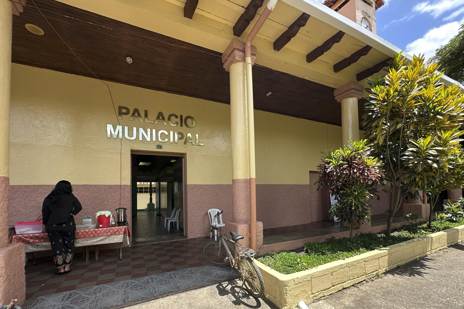 Fotografía de la fachada del edificio de la alcaldía de Catacamas (Honduras). EFE/ Germán Reyes
