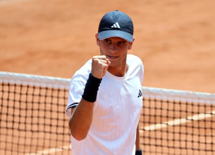 El tenista Rafael Jodar durante el partido de tercera ronda de Roland Garros contra el estadounidense Alex Michelsen que terminó con victoria del español. (Tenis, Abierto, Francia, España, Estados Unidos) EFE/EPA/CHRISTOPHE PETIT TESSON
