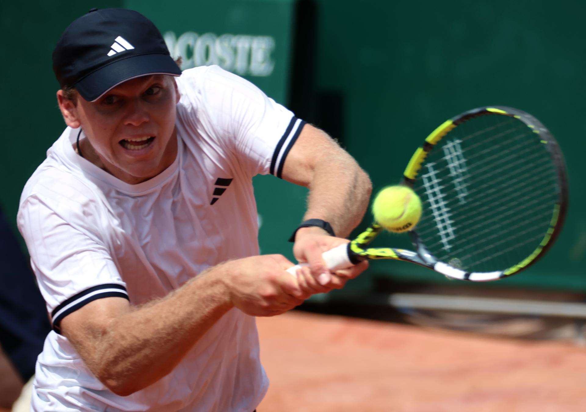 El estadounidense Alex Michelsen durante el partido de tercera ronda de Roland Garros ante el español Rafa Jodar, que logró avanzar a la siguiente ronda. (Tenis, Abierto, Francia, España, Estados Unidos) EFE/EPA/CHRISTOPHE PETIT TESSON
