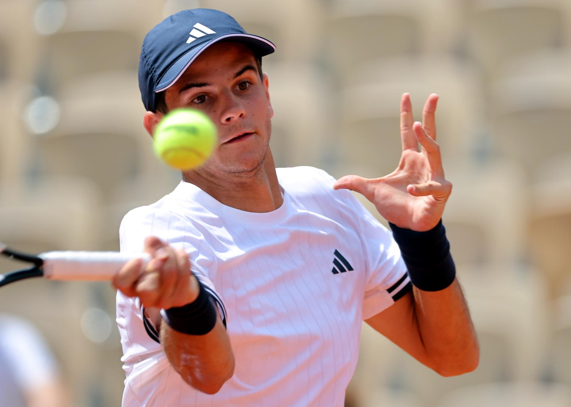 El tenista Rafael Jodar durante el partido de tercera ronda de Roland Garros contra el estadounidense Alex Michelsen que terminó con victoria del español. (Tenis, Abierto, Francia, España, Estados Unidos) EFE/EPA/CHRISTOPHE PETIT TESSON
