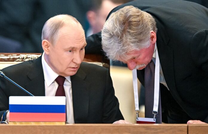 El presidente ruso Vladimir Putin y el portavoz del Kremlin Dmitry Peskov asisten a una reunión ampliada del Consejo Supremo Económico Euroasiático (SEEC) en el Palacio de la Independencia en Astana, Kazajstán, el 29 de mayo de 2026. La Unión Económica Euroasiática (UEE) involucra a cinco estados miembros principales que la componen: Armenia, Bielorrusia, Kazajstán, Kirguistán y Rusia, así como varios estados observadores y países socios estratégicos que asisten y participan en sus cumbres y foros. (Bielorrusia, Kazajstán, Kirguistán, Rusia) EFE/EPA/SERGEY BOBYLEV/KREMLIN / POOL CRÉDITO OBLIGATORIO
