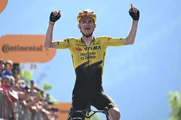 El ciclista del Team Visma Lease Sepp Kuss celebra el triunfo de la etapa reina del Giro de Italia.EFE/EPA/LUCA ZENNARO
