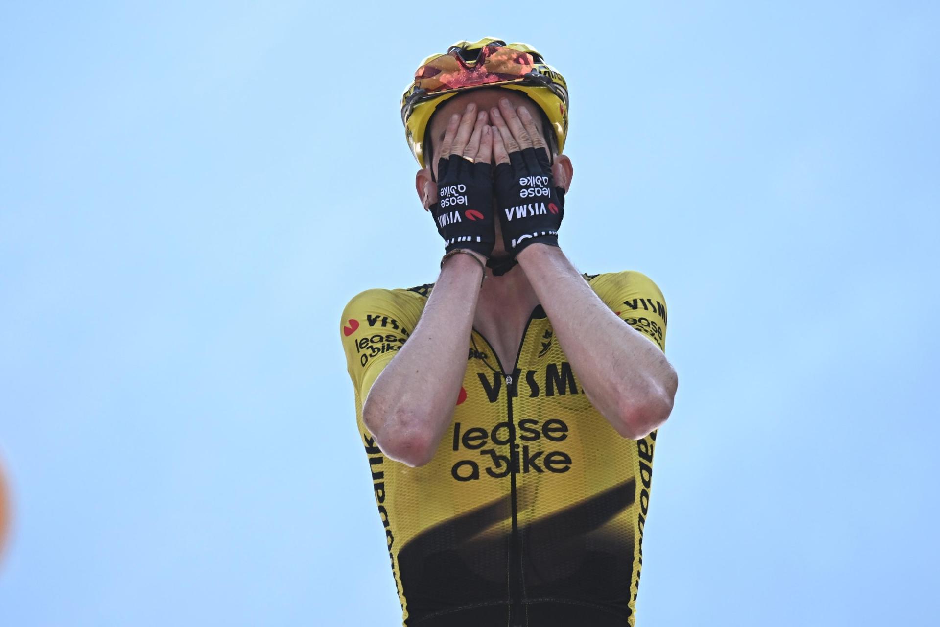 El ciclista del Team Visma Lease Sepp Kuss celebra el triunfo de la etapa reina del Giro de Italia.EFE/EPA/LUCA ZENNARO
