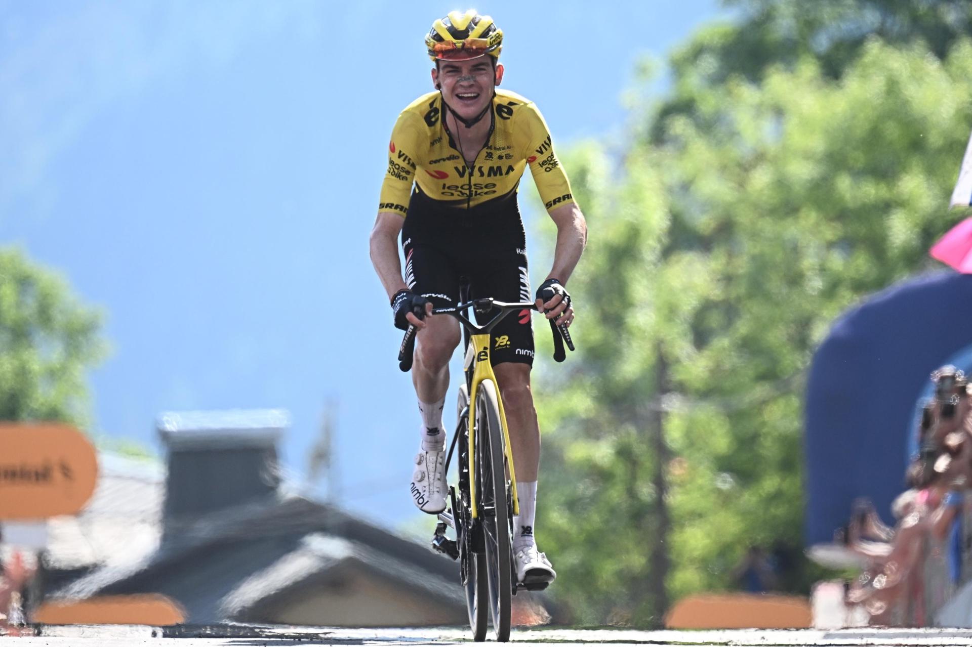 El ciclista del Team Visma Lease Sepp Kuss ganador de la etapa reina del Giro de Italia.EFE/EPA/LUCA ZENNARO
