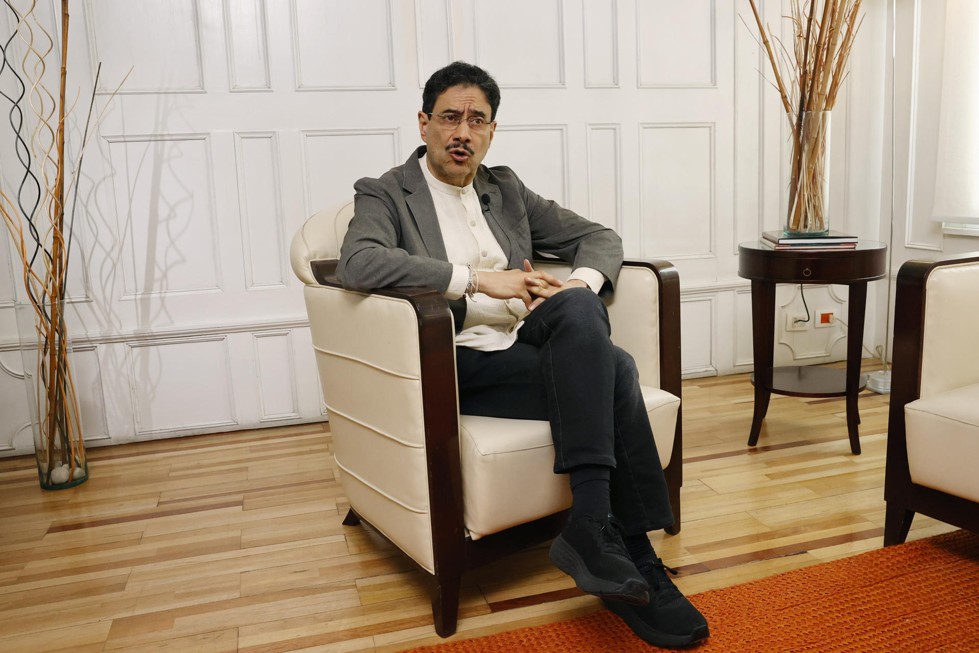 El senador y candidato a la Presidencia de Colombia por el partido Pacto Histórico, Iván Cepeda, habla durante una entrevista con EFE este jueves, en Bogotá (Colombia). EFE/ Mauricio Dueñas Castañeda