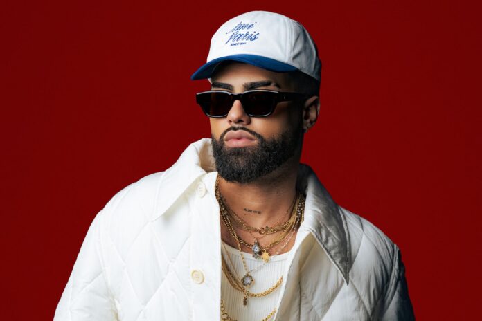 Fotografía cedida por Nevarez PR donde aparece el artista urbano puertorriqueño Jay Wheeler quien acaba de lanzar su nuevo disco, llamado 'La Voz Favorita', en honor a su mote artístico y en el que regresa a sus raíces del género musical del trap, además de incluir canciones románticas que a sus seguidores 