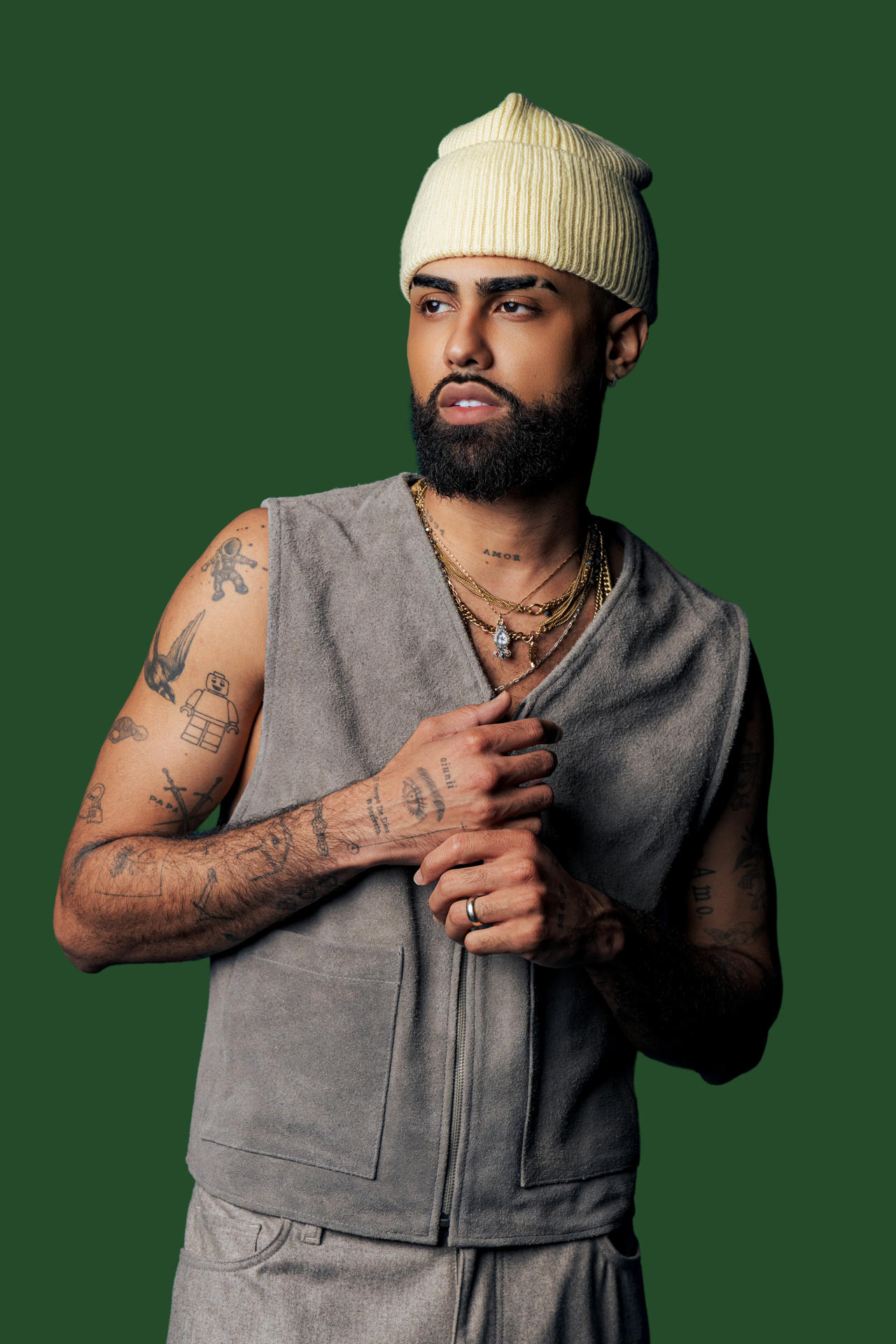 Fotografía cedida por Nevarez PR donde aparece el artista urbano puertorriqueño Jay Wheeler quien acaba de lanzar su nuevo disco, llamado 'La Voz Favorita', en honor a su mote artístico y en el que regresa a sus raíces del género musical del trap, además de incluir canciones románticas que a sus seguidores "tanto les gustan". EFE/Nevarez PR

