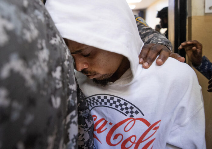 Fotografía del 20 de mayo de 2026 de Joel Carmona Pinales, imputado de asesinar a su hijastra de ocho meses, durante su traslado a una audiencia en San Cristóbal (República Dominicana). EFE/ Orlando Barría
