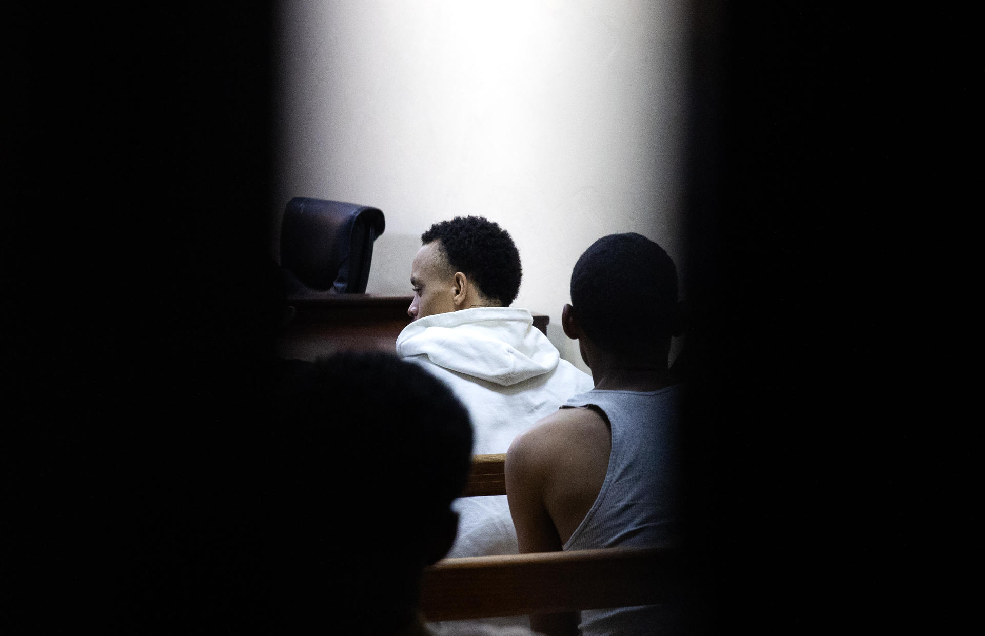 Fotografía del 20 de mayo de 2026 de Joel Carmona Pinales, imputado de asesinar a su hijastra de ocho meses, durante una audiencia en San Cristóbal (República Dominicana). EFE/ Orlando Barría
