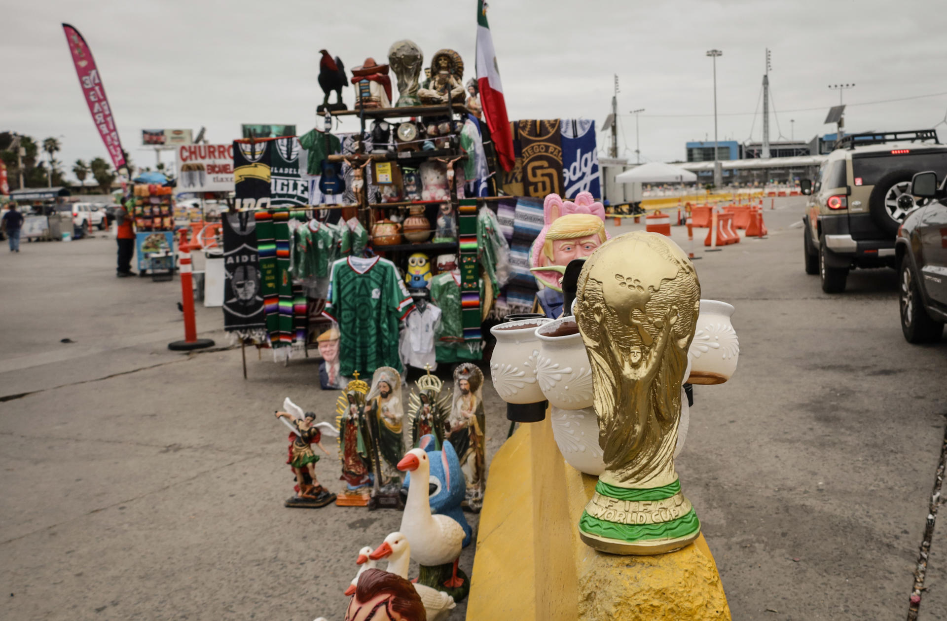 Fotografía que muestra artesanías a la venta en la Garita San Ysidro este jueves, en la ciudad de Tijuana (México). EFE/ Joebeth Terríquez
