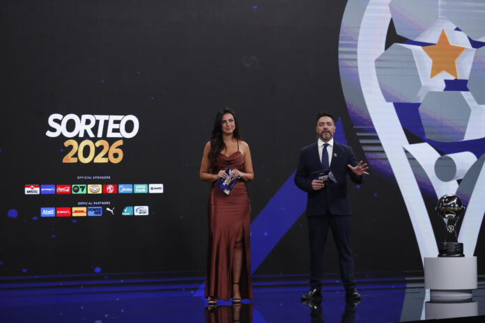 Helena Calil y Juanjo Buscalia presentan el sorteo de octavos de final de la Conmebol Sudamericana y Libertadores en Asunción (Paraguay). EFE/Juan Pablo Pino
