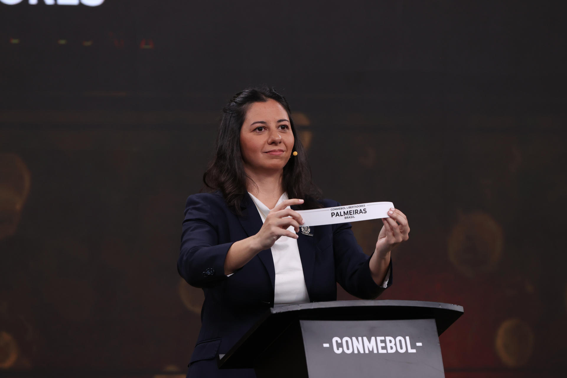 La representante de Conmebol Luciana Antunes sostiene una papeleta con el nombre del equipo Palmeiras durante el sorteo de octavos de final de la Copa Libertadores en Luque (Paraguay). EFE/Juan Pablo Pino