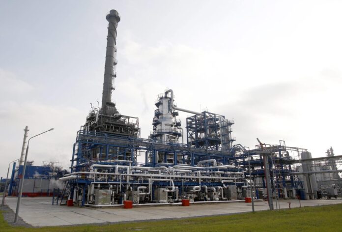Imagende archivo de una refinería de petróleo. EFE/TATYANA ZENKOVICH
