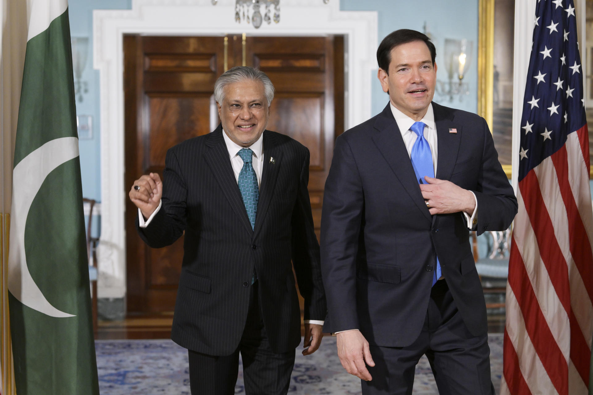 El secretario de Estado de Estados Unidos, Marco Rubio (d), y el viceprimer ministro y ministro de Asuntos Exteriores de Pakistán, Ishaq Dar, reaccionan previo a una reunión este viernes, en Washington (Estados Unidos). EFE/ Lenin Nolly
