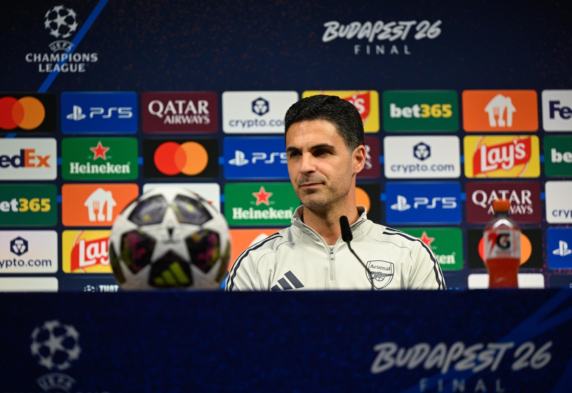 El entrenador del Arsenal Mikel Arteta durante la rueda de prensa previa a la final de la Liga de Campeones contra el París Saint Germain en Budapets. EFE/EPA/INA FASSBENDER / POOL