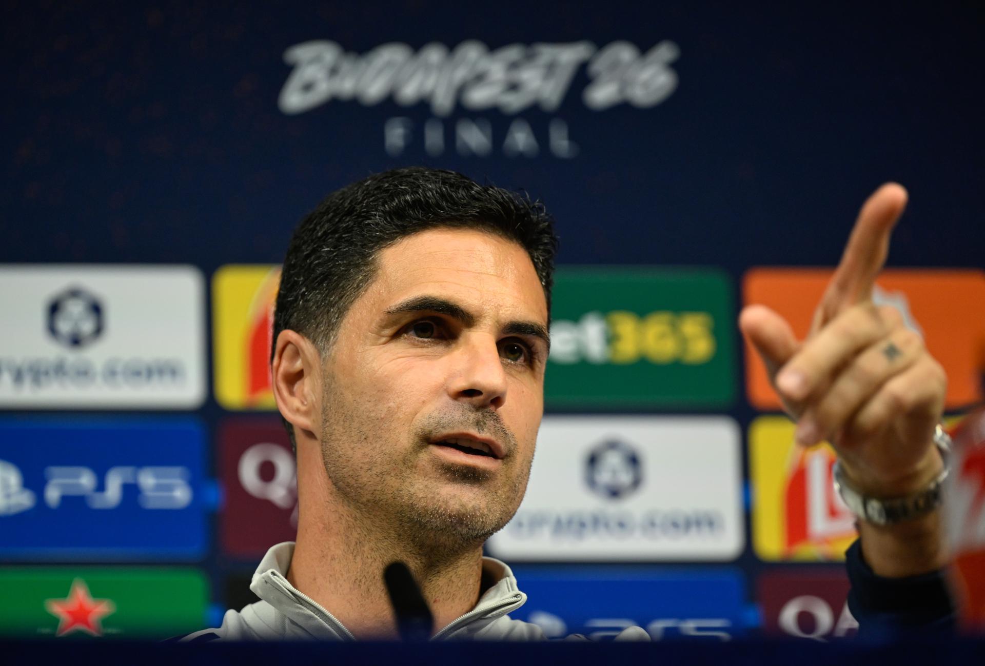 El entrenador del Arsenal Mikel Arteta durante la rueda de prensa previa a la final de la Liga de Campeones contra el París Saint Germain en Budapets. EFE/EPA/INA FASSBENDER / POOL