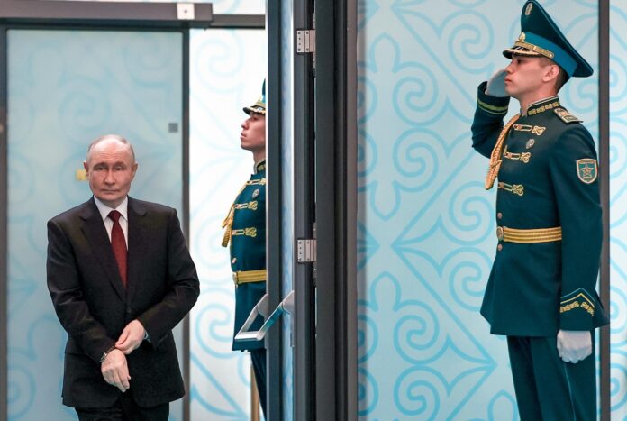 El presidente ruso, Vladímir Putin, a su llegada este viernes a la Cumbre de la Unión Económica Eurasiática este viernes. EFE/ALEXANDER KAZAKOV/KREMLIN / POOL MANDATORY CREDIT
